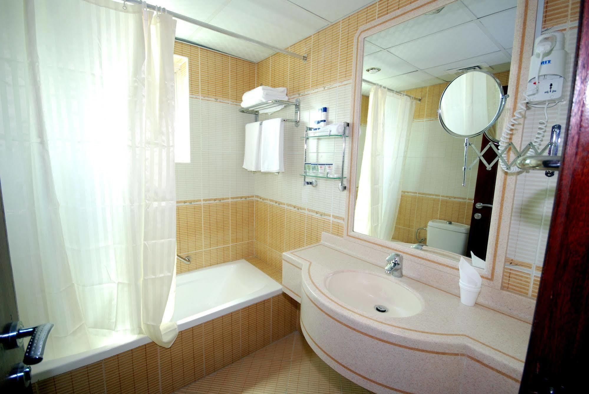 Al Bustan Tower Hotel Suites Šardžá Exteriér fotografie