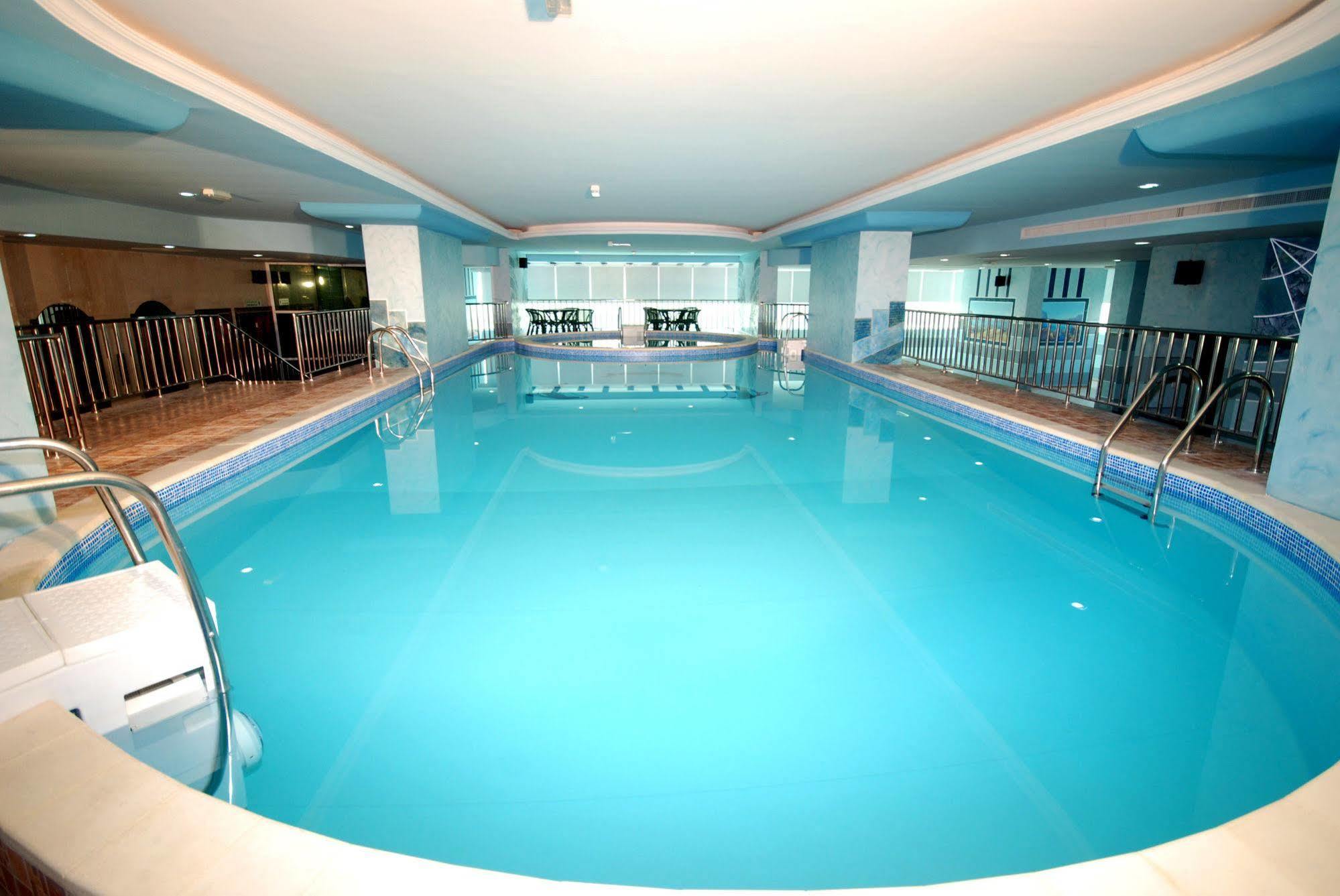 Al Bustan Tower Hotel Suites Šardžá Exteriér fotografie